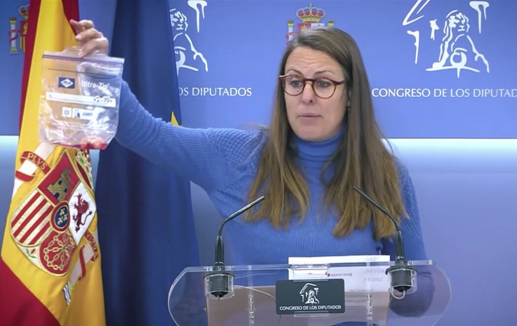 Hazte Oír manda un feto de plástico en una bolsa a Mireia Vehí (CUP)