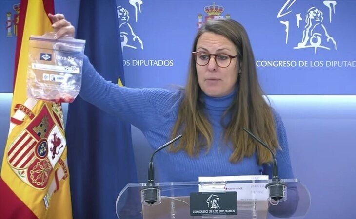 Hazte Oír manda un feto de plástico en una bolsa a Mireia Vehí (CUP)