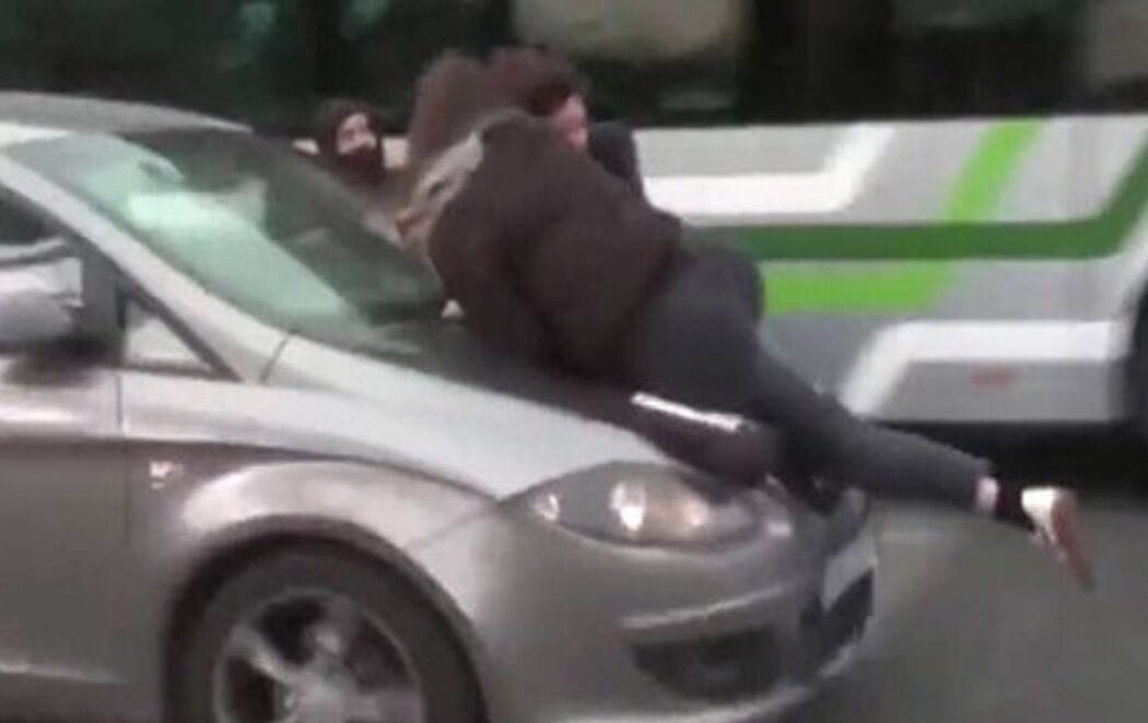 Una conductora embiste a tres activistas feministas en la Diagonal de Barcelona en la manifestación del Día de la Mujer