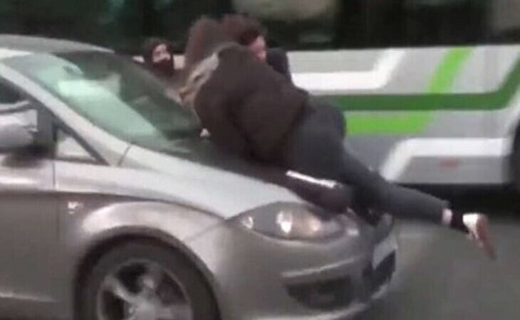 Una conductora embiste a tres activistas feministas en la Diagonal de Barcelona en la manifestación del Día de la Mujer