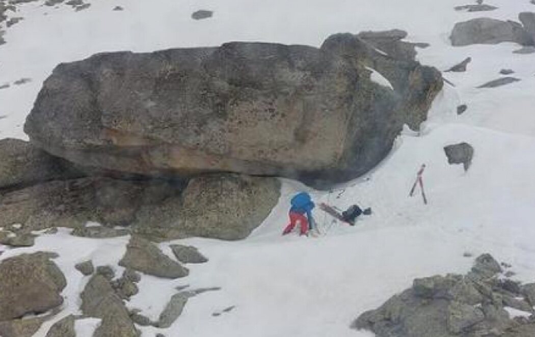Tres montañeras superan una noche a pleno raso en los Pirineos protegidas por una roca