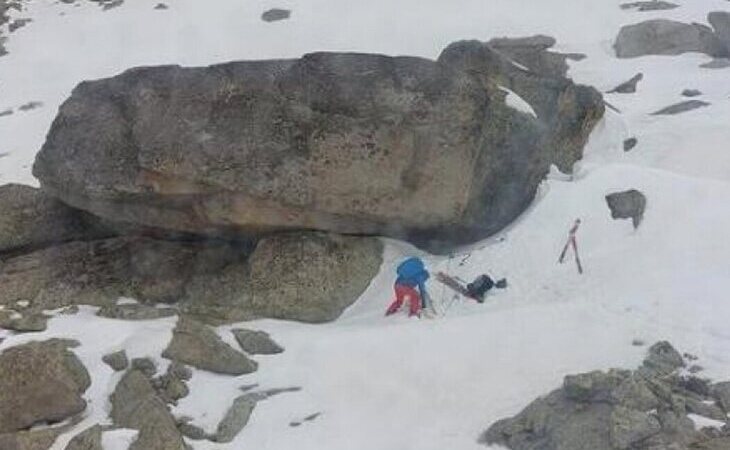 Tres montañeras superan una noche a pleno raso en los Pirineos protegidas por una roca