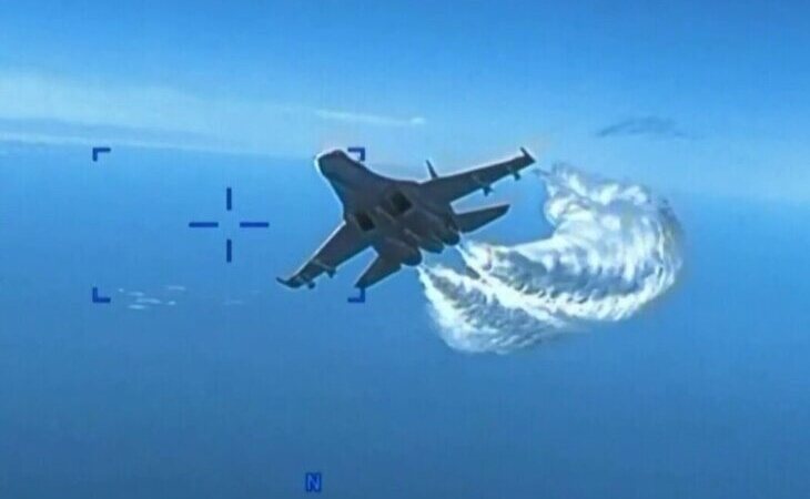 El momento en el que un caza ruso derriba un dron de Estados Unidos en el Mar Negro