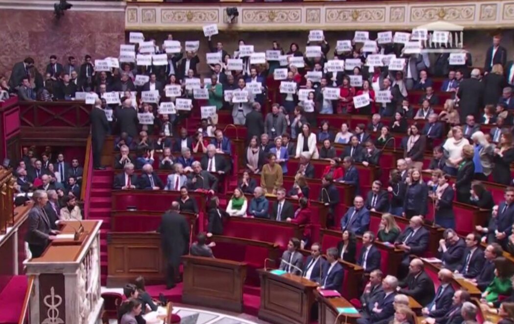 Diputados franceses cantan la Marsellesa en la Asamblea ante la reforma de las pensiones por decreto