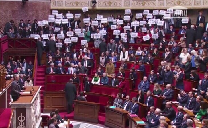 Diputados franceses cantan la Marsellesa en la Asamblea ante la reforma de las pensiones por decreto