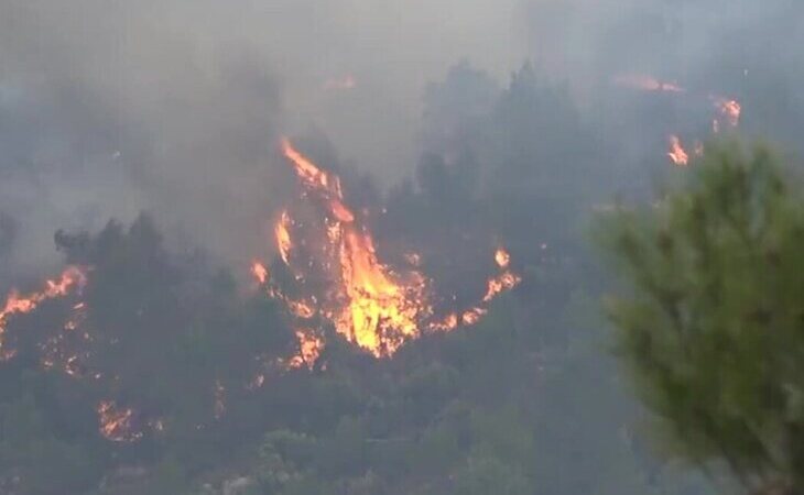 El incendio entre Castellón y Teruel y arrasa ya 4.000 hectáreas