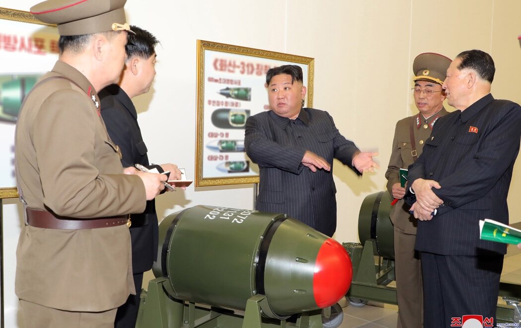 Kim Jong-un presenta sus nuevas ojivas nucleares, más potentes y con capacidad para llegar hasta EEUU