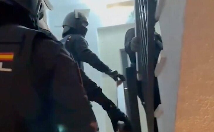 La Policía libera a ocho mujeres víctimas de explotación sexual encerradas en pisos prostíbulo en la provincia de Valencia