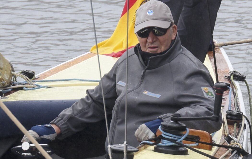 El rey Juan Carlos celebra sus entrenamientos en las regatas de Sanxenxo en 'El Bribón' ante los preparativos del fin de semana