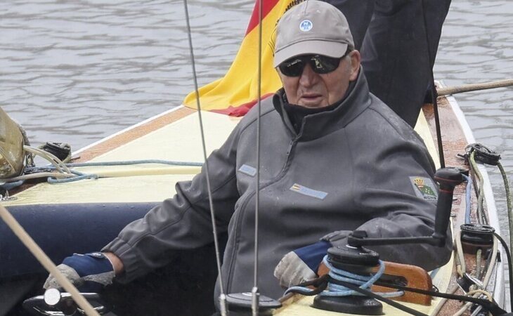 El rey Juan Carlos celebra sus entrenamientos en las regatas de Sanxenxo en 'El Bribón' ante los preparativos del fin de semana