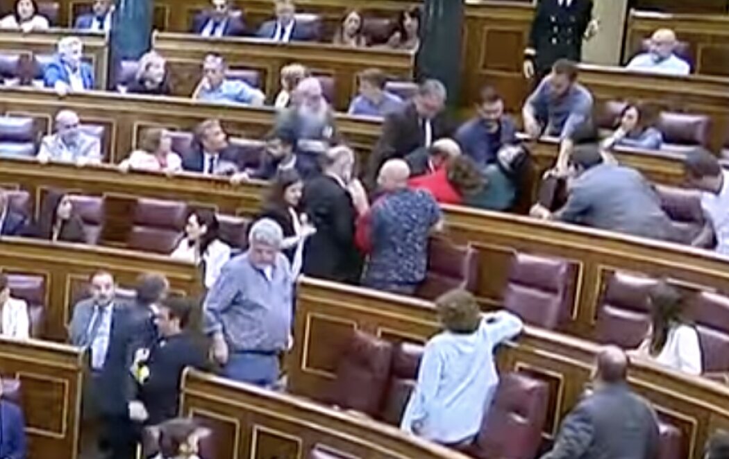 Susto en el Congreso: una diputada de Podemos se desmaya y el pleno se paraliza