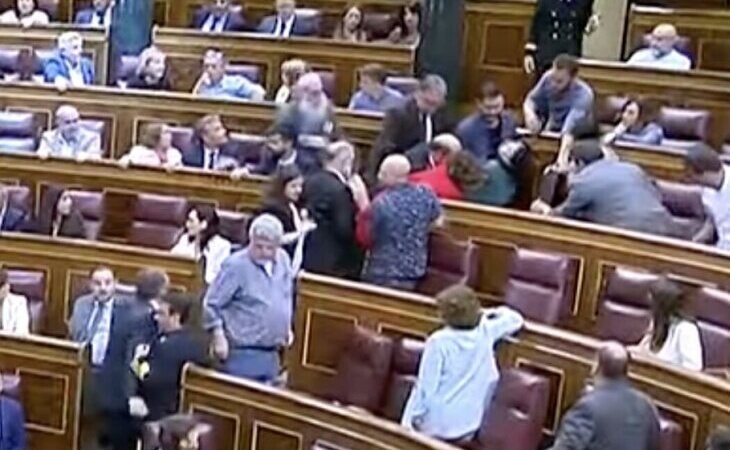Susto en el Congreso: una diputada de Podemos se desmaya y el pleno se paraliza