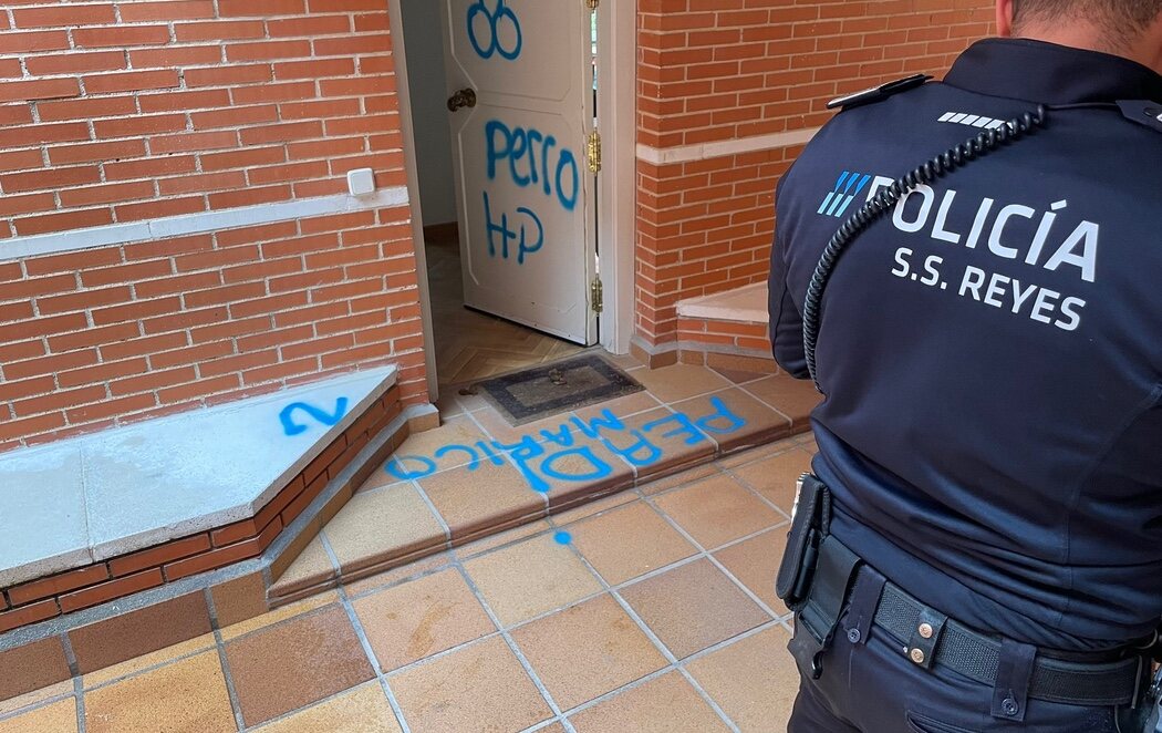 El vicealcalde de San Sebastián de los Reyes (Madrid) denuncia pintadas con amenazas: "Perro, maricón"