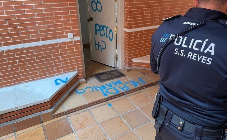 El vicealcalde de San Sebastián de los Reyes (Madrid) denuncia pintadas con amenazas: "Perro, maricón"