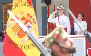 Los reyes presiden el desfile de las Fuerzas Armadas en Granada