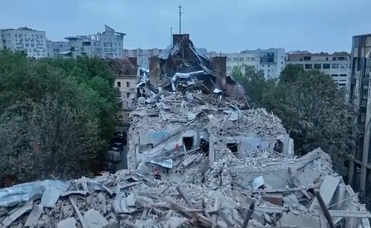Al menos cuatro muertos en el impacto de un misil ruso en un edificio de Lviv, cerca de la frontera con Polonia