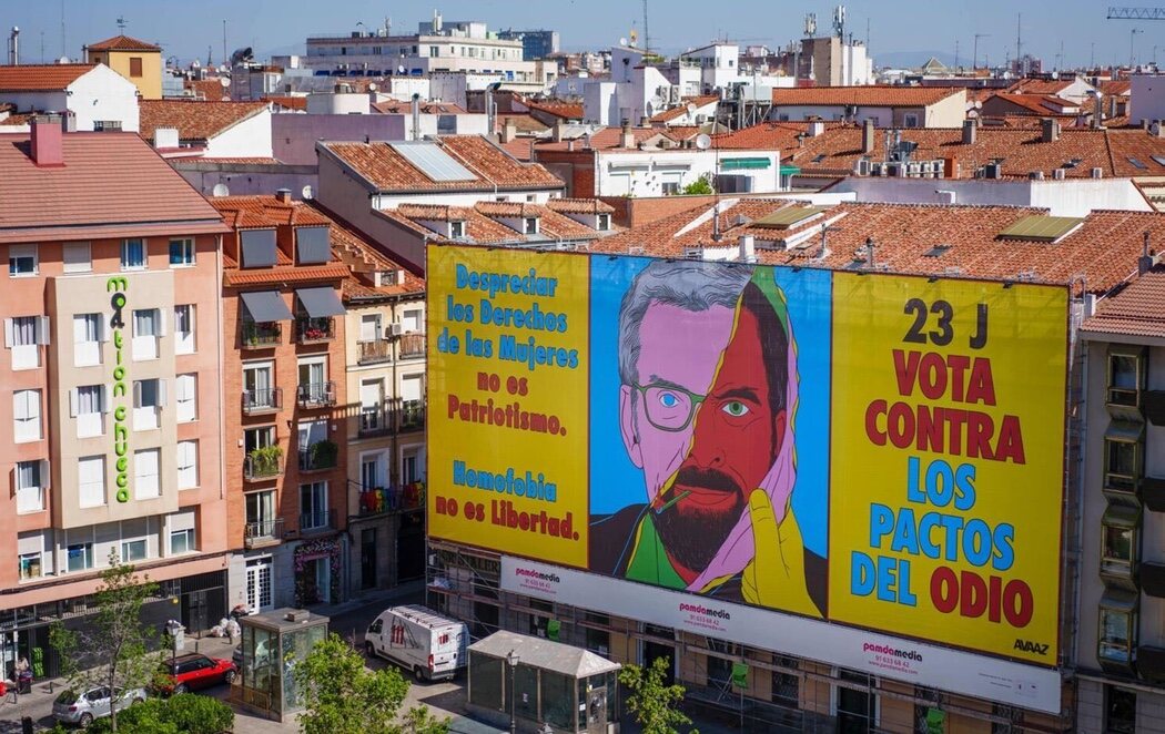 Cuelgan una lona en pleno centro de Madrid para alertar de los "pactos del odio" con Feijóo bajo la cara de Abascal