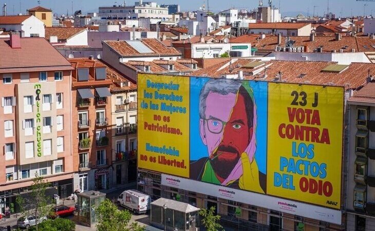 Cuelgan una lona en pleno centro de Madrid para alertar de los "pactos del odio" con Feijóo bajo la cara de Abascal