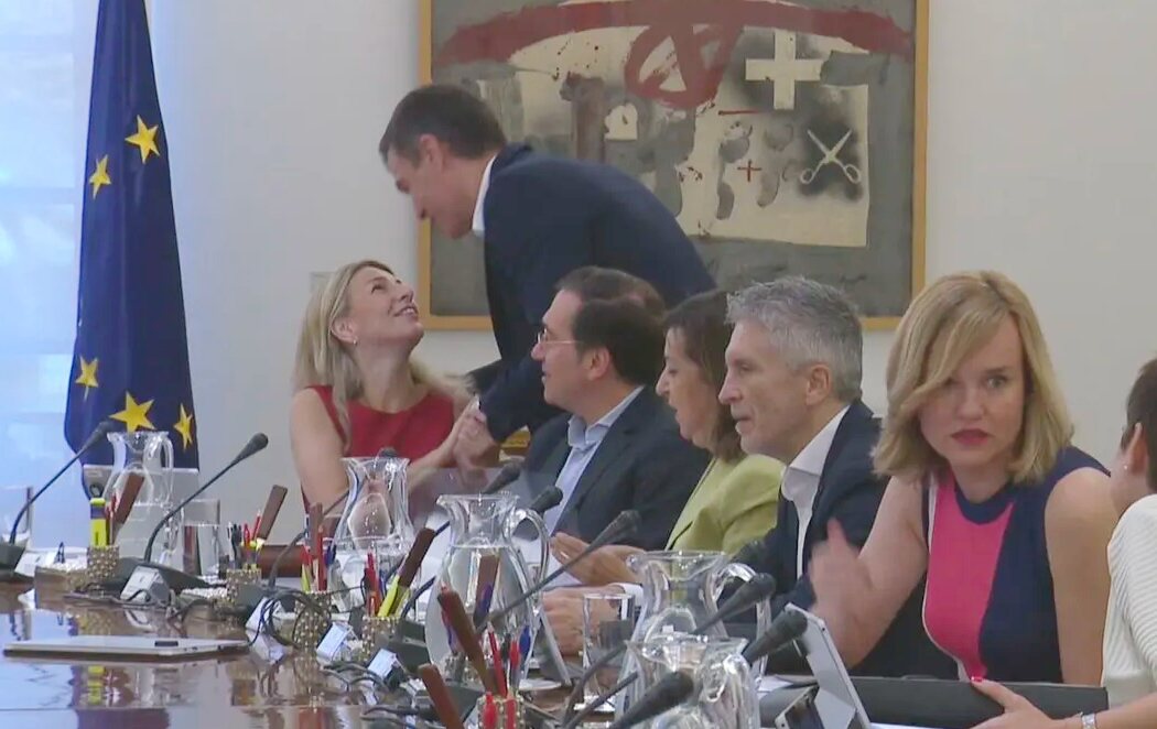 Complicidad y sonrisas entre Pedro Sánchez y Yolanda Díaz en el primer Consejo de Ministros tras las elecciones del 23J