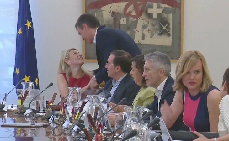 Complicidad y sonrisas entre Pedro Sánchez y Yolanda Díaz en el primer Consejo de Ministros tras las elecciones del 23J