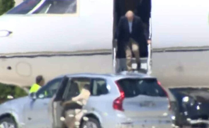 El emérito rey Juan Carlos aterriza en Vigo en su tercera visita a España desde que huyó a Abu Dhabi