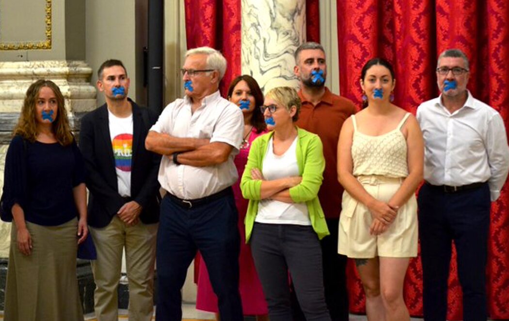 Los concejales de Compromís acuden al pleno amordazados para denunciar que la alcaldesa (PP)  los ha desterrado del Ayuntamiento de Valencia