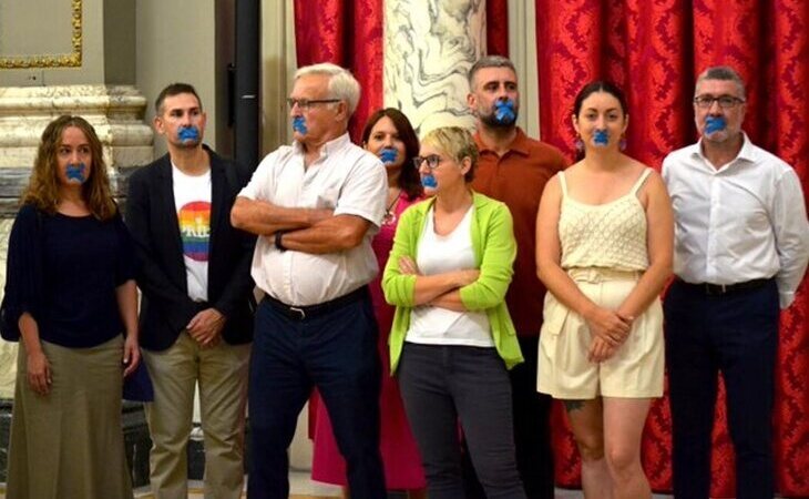 Los concejales de Compromís acuden al pleno amordazados para denunciar que la alcaldesa (PP)  los ha desterrado del Ayuntamiento de Valencia