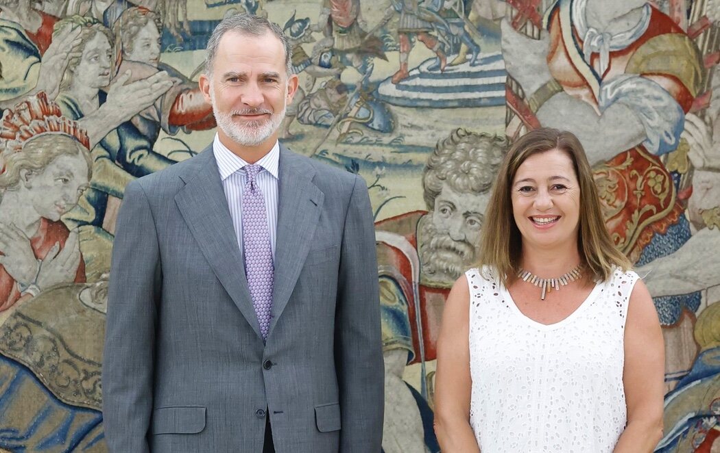 La presidenta del Congreso, Francina Armengol, comunica al rey Felipe la constitución de las Cortes