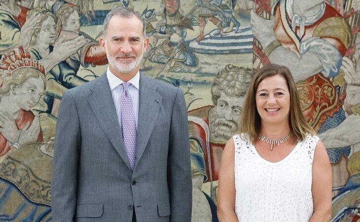 La presidenta del Congreso, Francina Armengol, comunica al rey Felipe la constitución de las Cortes
