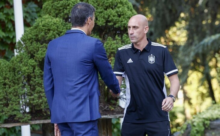 El frío saludo entre Pedro Sánchez y Luis Rubiales en la recepción de las campeonas del mundo en Moncloa