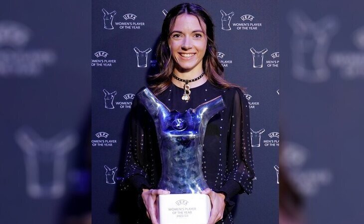 Aitana Bonmatí recibe el trofeo de Futbolista del Año de la UEFA y muestra su apoyo a Jenni Hermoso y a "todas las mujeres que sufren lo mismo"