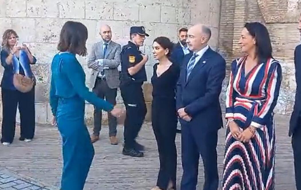 La presidenta de las Cortes de Aragón, de VOX, niega el saludo a la ministra de Igualdad, Irene Montero