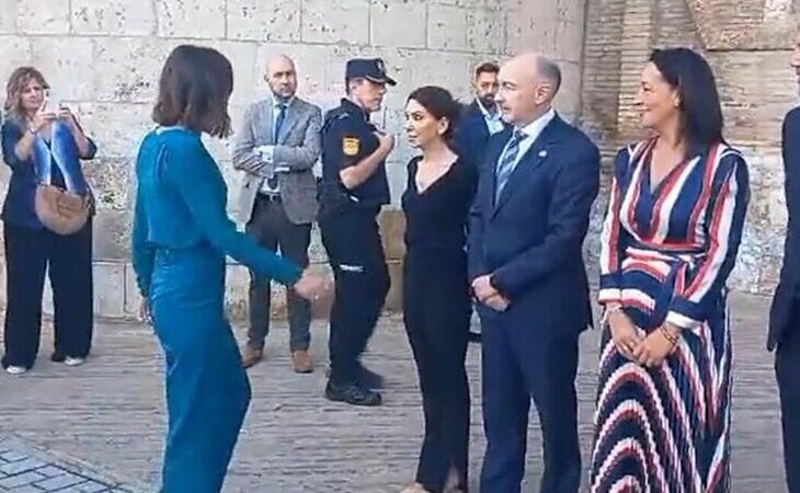 La presidenta de las Cortes de Aragón, de VOX, niega el saludo a la ministra de Igualdad, Irene Montero
