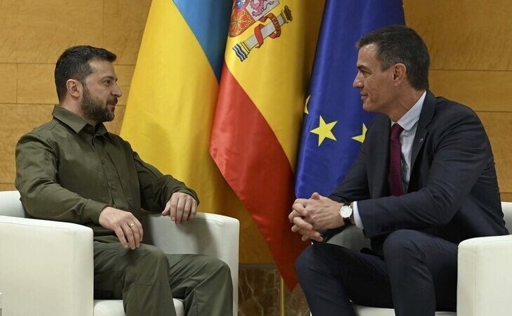 Sánchez promete a Zelenski sistemas antiaéreos y equipos de desminado en ayuda a Ucrania en su contraofensiva