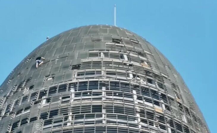 Los Mossos denuncian a dos hombres por escalar la torre Agbar de Barcelona