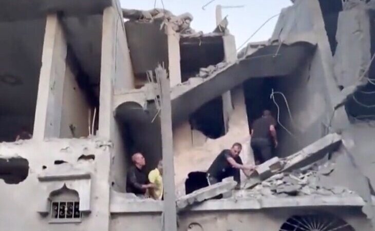 Israel lanza bombardeos contra edificios civiles en Gaza y mata a 21 personas