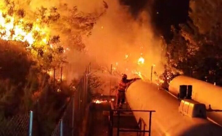 Desalojan a 850 personas en un incendio descontrolado en Valencia