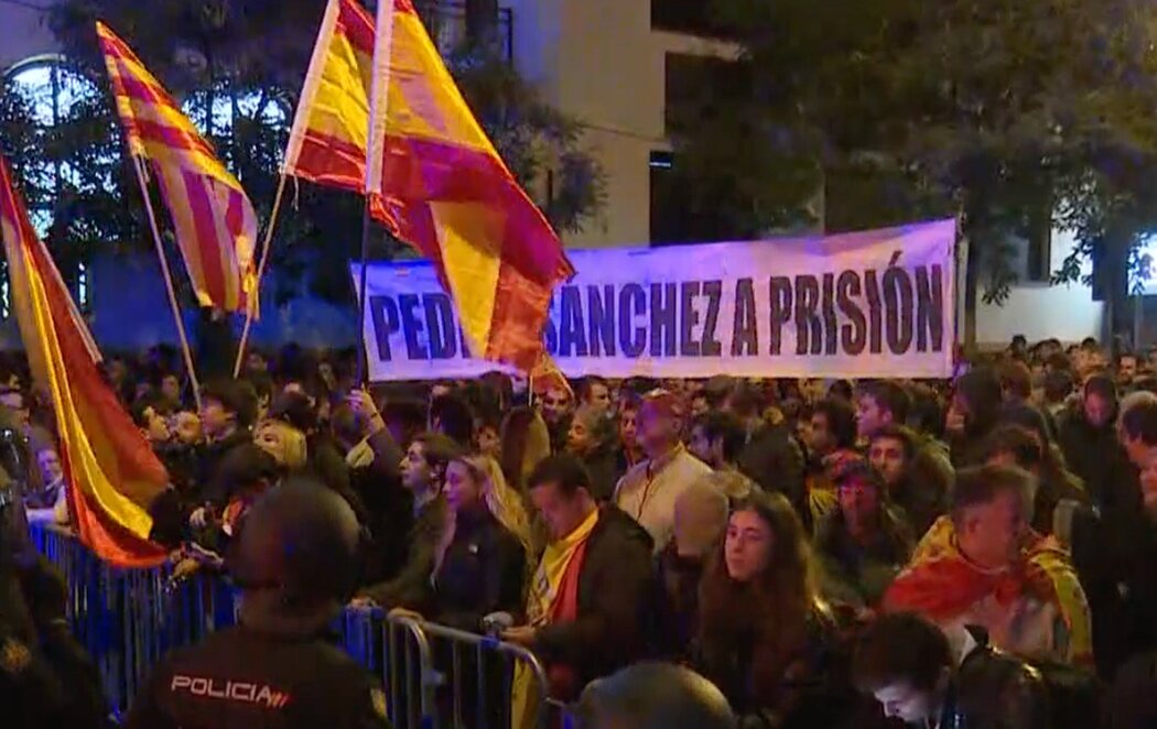 Protestas ante la sede del PSOE en Ferraz (Madrid) contra la amnistía con gritos de "viva Franco"