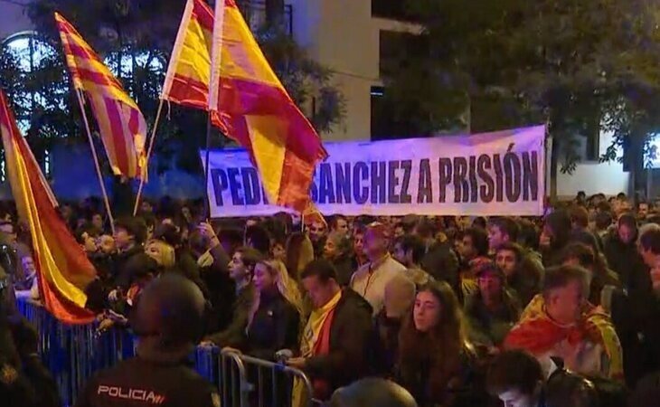 Protestas ante la sede del PSOE en Ferraz (Madrid) contra la amnistía con gritos de "viva Franco"