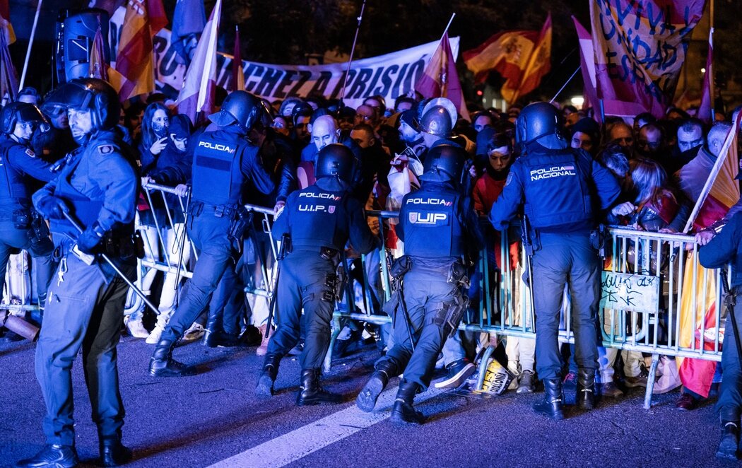 Cargas policiales y disturbios en las protestas de ultras violentos en Ferraz por la amnistía