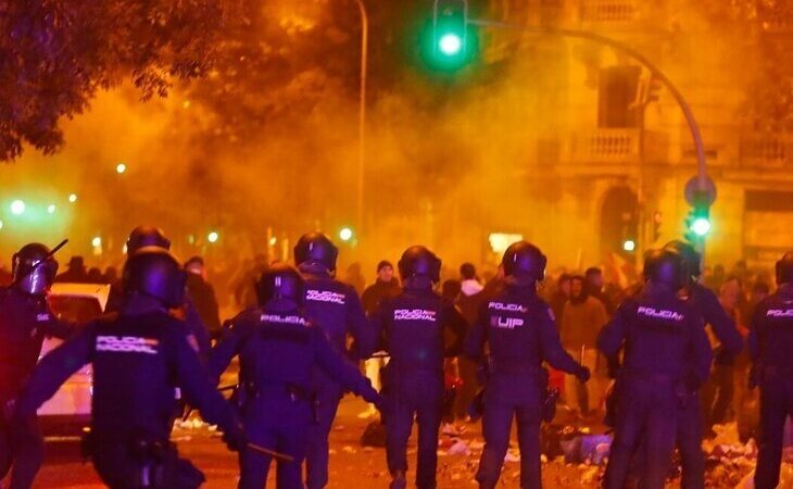 Cargas policiales y disturbios en las protestas de ultras violentos en Ferraz por la amnistía