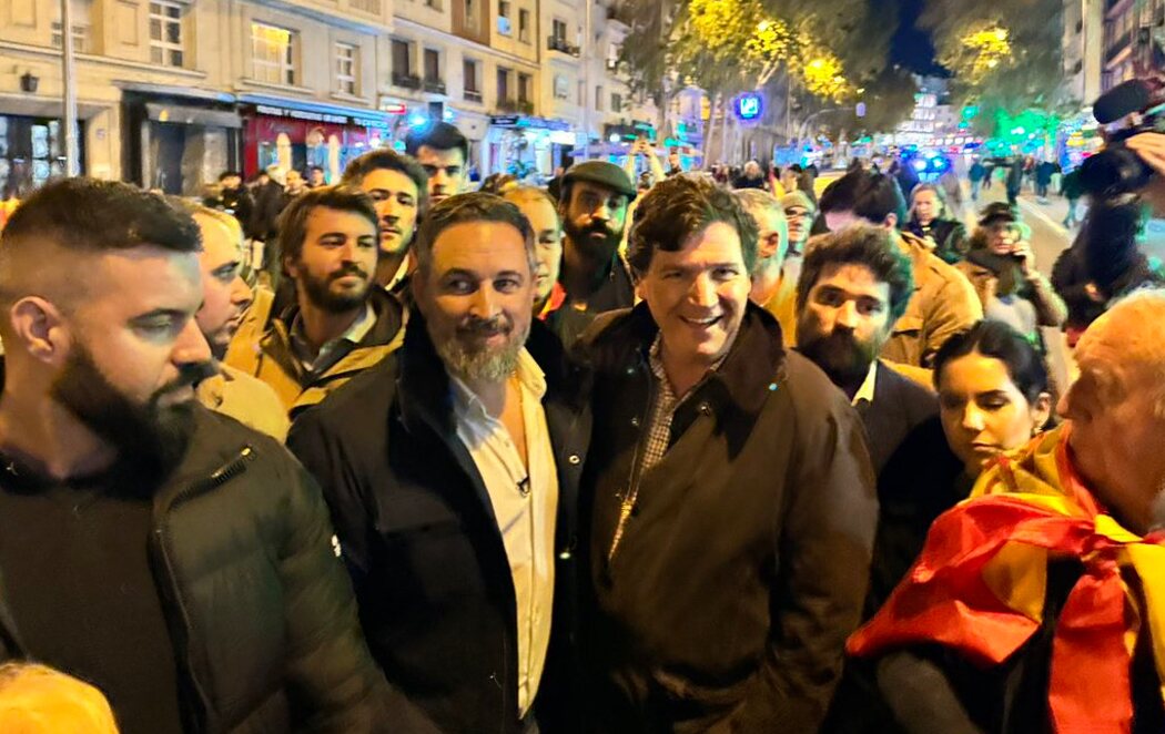 Abascal invita a las protestas de Ferraz a Tucker Carlson, presentador ultra estadounidense