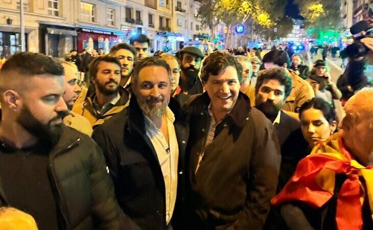 Abascal invita a las protestas de Ferraz a Tucker Carlson, presentador ultra estadounidense