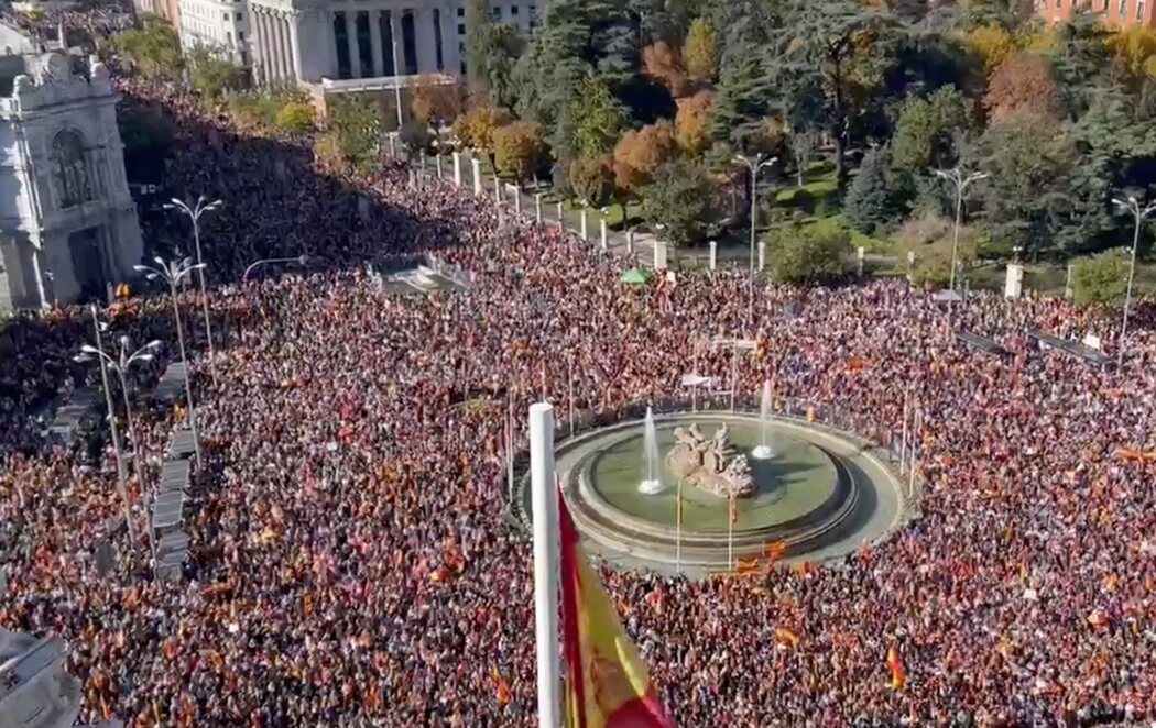 Multitudinaria protesta en Cibeles, con PP y VOX, en contra de la amnistía