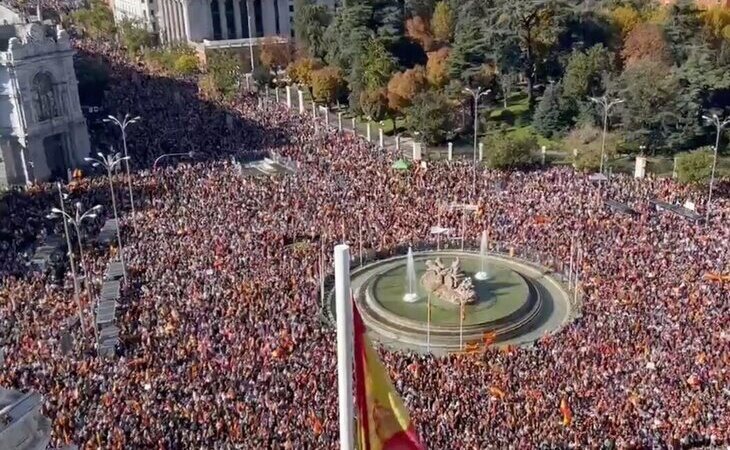 Multitudinaria protesta en Cibeles, con PP y VOX, en contra de la amnistía