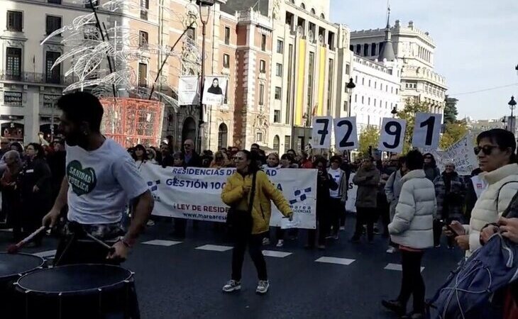 Una manifestación clama en Madrid en memoria por los residentes fallecidos durante la pandemia