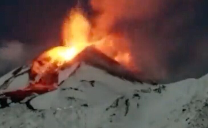 La erupción del volcán Etna provoca un espectáculo de lava y nieve