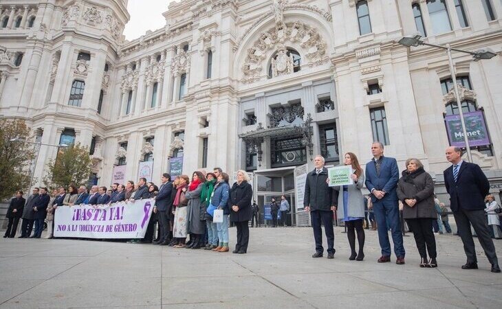 VOX vuelve a apartarse del minuto de silencio por las víctimas de violencia de género tras los últimos asesinatos en Madrid