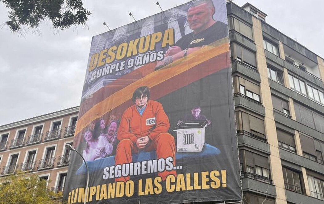 Desokupa vuelve a instalar otra lona en Madrid con Puigdemont preso: "Seguiremos... Limpiando las calles"