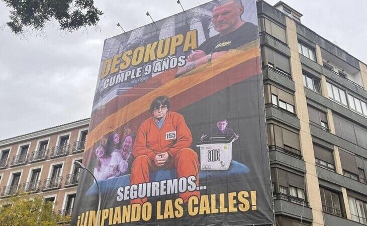 Desokupa vuelve a instalar otra lona en Madrid con Puigdemont preso: "Seguiremos... Limpiando las calles"